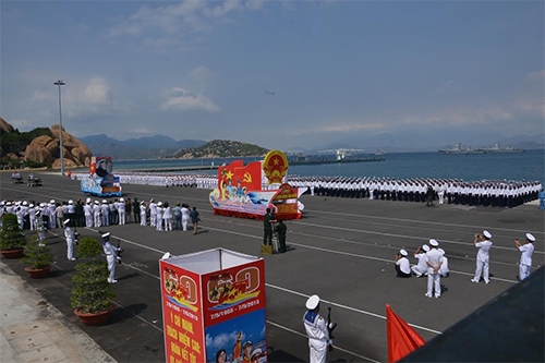 Đoàn xe chở Quốc huy tiến vào lễ đài.