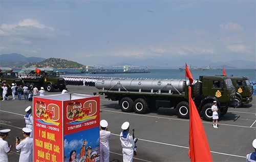 Nhiều loại vũ khí, trang bị hiện đại của Quân chủng Hải quân diễu hành tại lễ kỷ niệm.