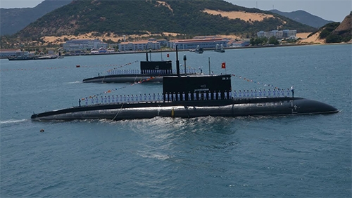 Tàu ngầm 182 và 183 và thủy thủ đoàn tham dự lễ kỷ niệm.