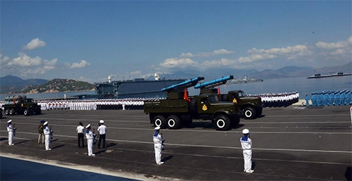 Nhiều vũ khí hiện đại, tấn công với độ chính xác cao tham gia diễu hành lễ kỷ niệm.