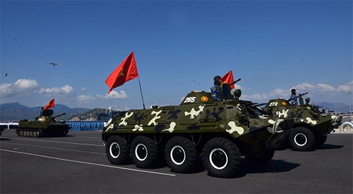 Đội hình xe bọc thép chở quân và xe lội nước.