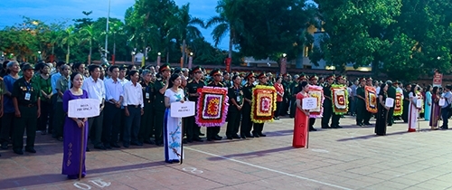 Các đoàn đại biểu tập trung tham gia lễ tưởng niệm các anh hùng liệt sĩ hy sinh tại Thành Cổ Quảng Trị trước đêm hoa đăng.