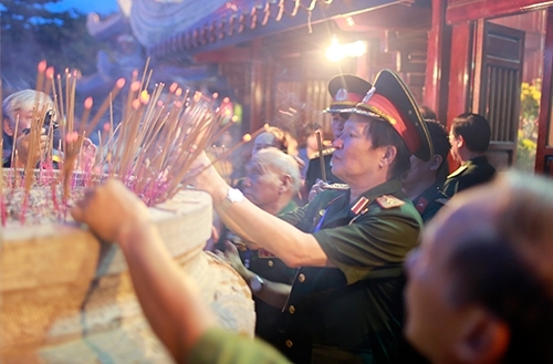 Thượng tướng Nguyễn Huy Hiệu, Anh hùng LLVT nhân dân và Thiếu tướng Võ Sở, Chủ tịch Hội truyền thống Trường Sơn - Đường Hồ Chí Minh Việt Nam, dâng hương tại đài tưởng niệm bên bờ sông Thạch Hãn để bắt đầu đêm hoa đăng.