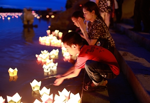 Không chỉ người lớn, mà ngay cả những em nhỏ cũng tham gia đêm hoa đăng để bày tỏ lòng biết ơn sự hy sinh của thế hệ cha anh.