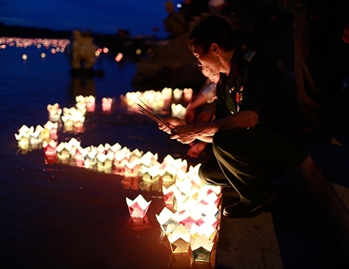 Những cánh hoa đăng dành cho đồng đội đã nằm xuống nơi đây!