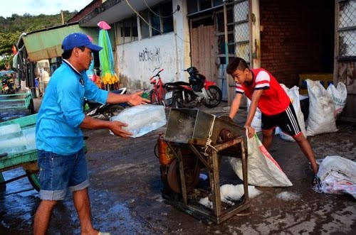 Những chiếc máy xay đá lạnh lúc này cũng chạy hết công suất để đủ lượng đá xay đưa lên tàu chuẩn bị cho chuyến đi mới.