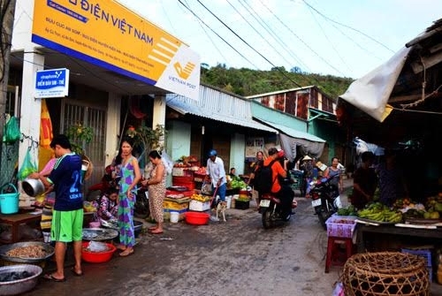 Trong con “phố” nhỏ trên đảo, những sạp hàng cũng bắt đầu bày bán.