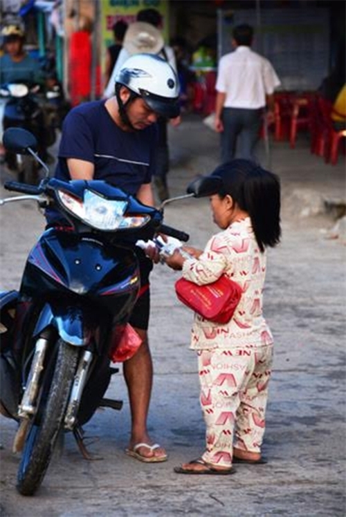 Và những hoạt động thường nhật của người dân trên đảo.