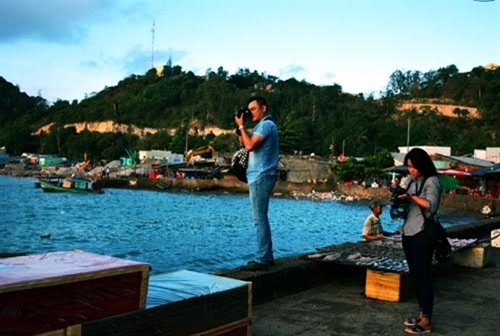 Khách du lịch thích thú ghi lại khoảnh khắc đẹp lúc bình minh.