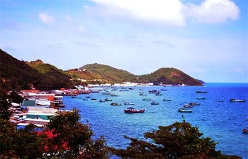 Khi nắng đã rải đều, cả Nam Du bừng lên với biển trời tươi mới.