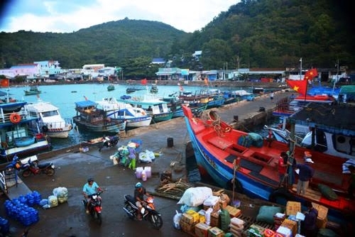 Khi ánh bình minh nhô lên phía biển, cũng là lúc Nam Du bừng tỉnh với tấp nập trên bến dưới tàu.
