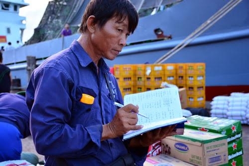 Hàng hóa từ những chuyến tàu vừa cập bến sau một đêm hành trình được chuyển lên đảo.