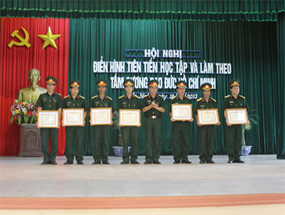 Những bông hoa trong vườn hoa điển hình tiên tiến...