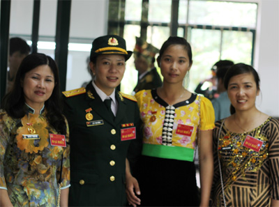 Nữ quân nhân mang con tới thao trường