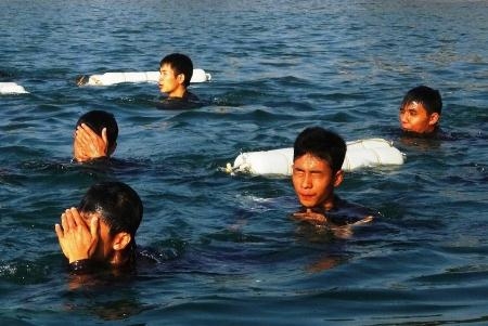 Những người lính dầm mình vào biển
