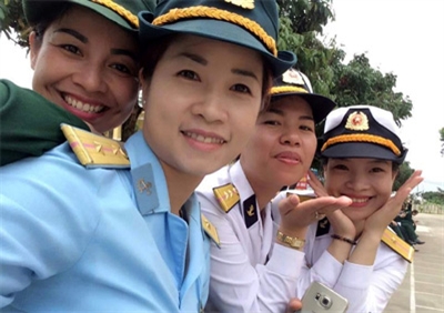 Những “bóng hồng” rực lên dưới nắng