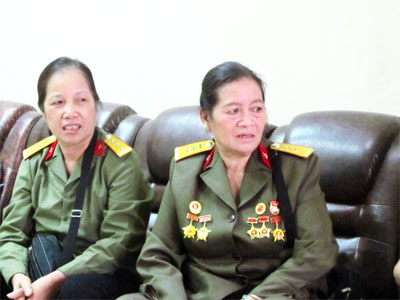 Nữ anh hùng phá bom trên tuyến lửa