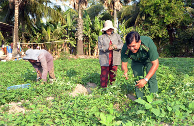 Cán bộ Huôl “đa năng”