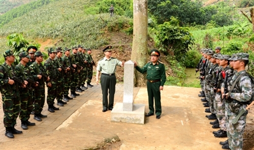 Hai Bộ trưởng kiểm tra cột mốc 112.