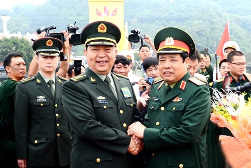 Hai Bộ trưởng gặp gỡ tại cầu Hồ Kiều (Lào Cai).