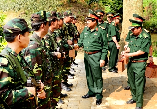 Bộ trưởng Phùng Quang Thanh động viên, tặng quà lưu niệm lực lượng tuần tra hai nước.