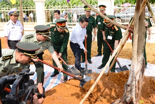 Hai Bộ trưởng trồng cây lưu niệm trong khuôn viên nhà văn hóa tại thôn Na Lốc 3, xã Bản Lầu, huyện Mường Khương, tỉnh Lào Cai.