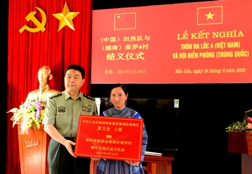 Hai Bộ trưởng tặng quà cho người dân địa phương.