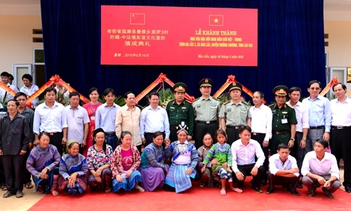 Hai Bộ trưởng chụp ảnh lưu niệm với đại diện cán bộ, nhân dân địa phương.