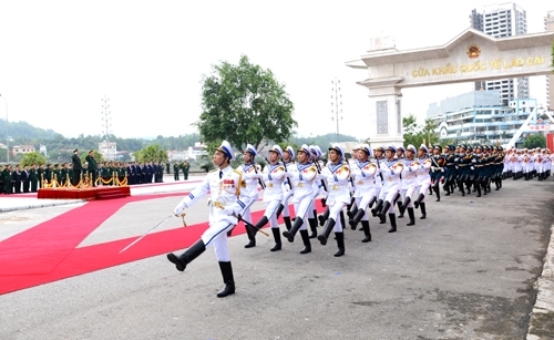 Hai Bộ trưởng duyệt đội danh dự QĐND Việt Nam tại khu vực Cửa khẩu Quốc tế Lào Cai.