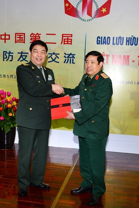 Hai Bộ trưởng tặng quà lưu niệm.