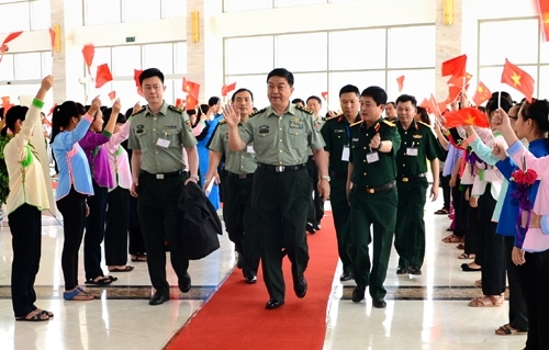 Đông đảo nhân dân các dân tộc tỉnh Lào Cai đón chào hai Bộ trưởng tới tham dự chương trình tọa đàm.