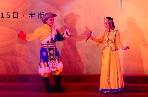 Các nghệ sĩ Việt Nam hát ca khúc tiếng Trung Quốc tại cuộc văn nghệ chào mừng chương trình Giao lưu hữu nghị.