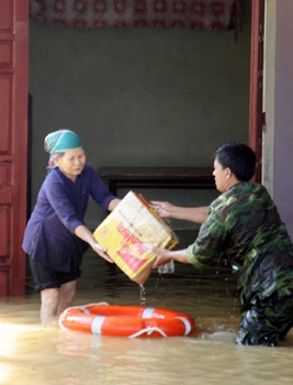 Bộ đội cụ Hồ chuyển hàng cứu trợ tận tay gia đình bà Nguyễn Thị Táo (75 tuổi), đối tượng chính sách, ở thôn Hội Trung, xã Đức Liên.