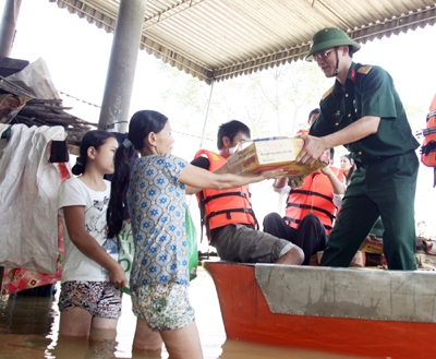 Phóng viên Báo Quân đội nhân dân tham gia chuyển hàng cứu trợ cho dân.