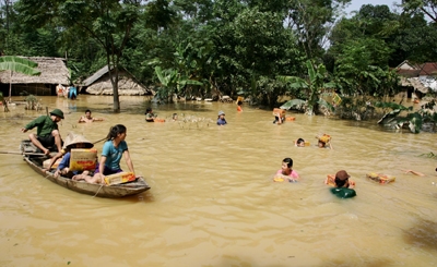 Những thùng mì, chai nước đầu tiên đến tay người dân xã Đức Liên.