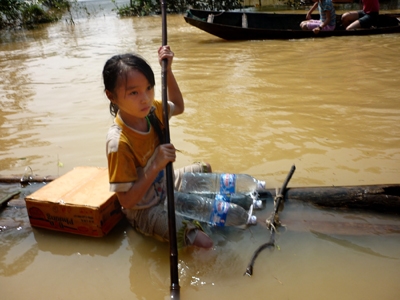 Nỗi lo âu vì mưa lũ in hằn trong tuổi thơ nhiều trẻ em vùng lũ.