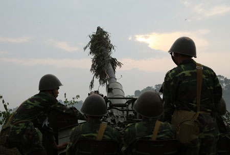 Các đơn vị pháo cao xạ và hoá học chuẩn bị bài giảng thực hành trang bị trước năm huấn luyện mới.