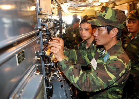 Cán bộ kỹ thuật nhà máy A31 (Quân chủng Phòng không – Không quân) chỉnh thông số kỹ thuật cho tên lửa.