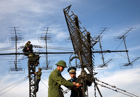 Cán bộ, chiến sĩ Trạm ra-đa 35, Đoàn Phòng không Hà Nội kiểm tra khí tài chuẩn bị cho lễ ra quân huấn luyện.