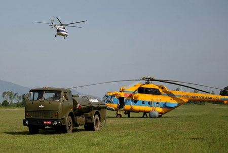 Nạp dầu cho trực thăng tại Đoàn C16.