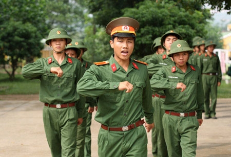 Các chiến sĩ trẻ trong toàn quân phấn khởi với các bài tập đầu đời quân ngũ.