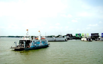 Những “Con phà sông Hậu” tấp nập qua sông.