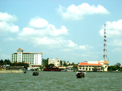 Từ phía cầu, nhìn về Tây Đô.