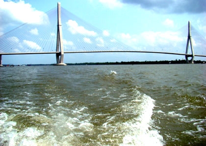 “Dải lụa mềm” này, “Cây đàn thụ cầm” hoành tráng này
sẽ gánh sứ mệnh của “Con phà sông Hậu”.