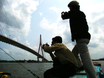 Bây giờ là hình ảnh, rồi đây cây cầu tiếp tục sẽ là đề tài của thi ca và âm nhạc.