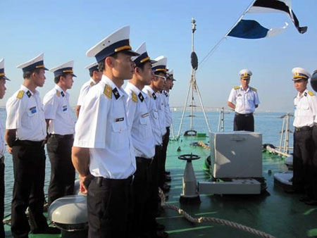 Thượng uý Nguyễn Văn Đồng, Thuyền trưởng tàu HQ 261 giao nhiệm vụ cho cán bộ và chiến sĩ trên tàu sáng 7-5. HQ 261 là kì hạm trong cuộc diễn tập này. Chính trị viên là Đại uý Nguyễn Đình Mão và Thuyền phó Quân sự là Trung uý Phạm Văn Sơn.