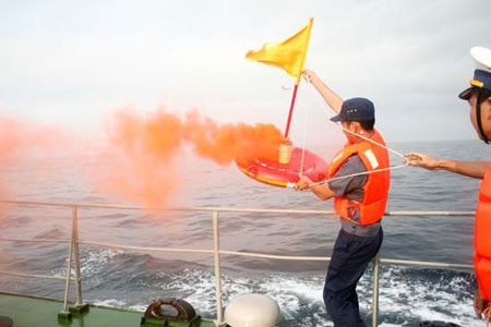 Khi bắt đầu diễn tập, tàu HQ 261 thả một phao cứu sinh giả định là tàu gặp nạn. Phao cứu sinh nhả gói màu cam trong khoảng 3 phút. Tàu Trung Quốc cũng thả một phao tương tự với khói màu trắng.