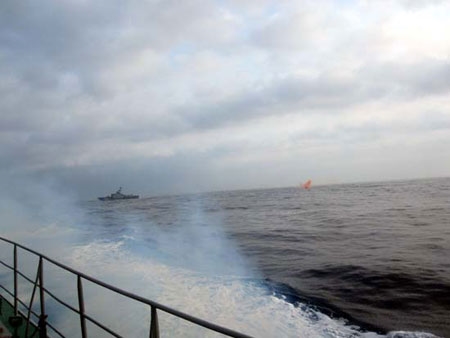 Sau khi thả phao, tàu hải quân của hai nước quay lại để tìm và vớt mục tiêu cứu nạn giả định do tàu bạn thả.