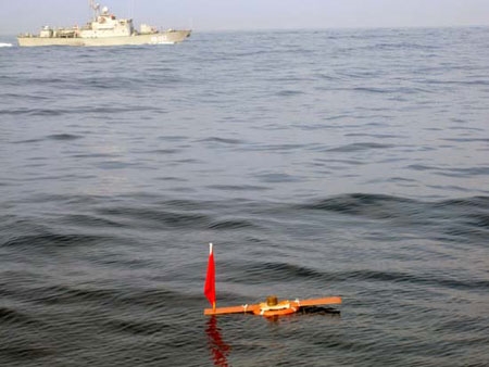 Tàu HQ 261 tiếp cận và vớt mục tiêu trong khoảng 20 phút từ khi phao được thả. Việc xác định và tiếp cận mục tiêu không dễ dàng bởi mục tiêu bé và bị sóng và gió biển cuốn đi.