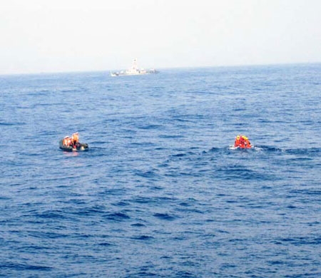 Xuồng của Việt Nam và Trung Quốc tiếp cận và trao đổi mục tiêu vớt được cho nhau. Cuộc diễn tập thành công tốt đẹp. Thượng tá Nguyễn Đình Hùng, Lữ đoàn phó Lữ đoàn M62, Vùng D Hải quân là Biên đội trưởng Biên đội tàu Hải quân Việt Nam tham gia chuyến tuần tra liên hợp và diễn tập tìm kiếm cứu nạn lần này.